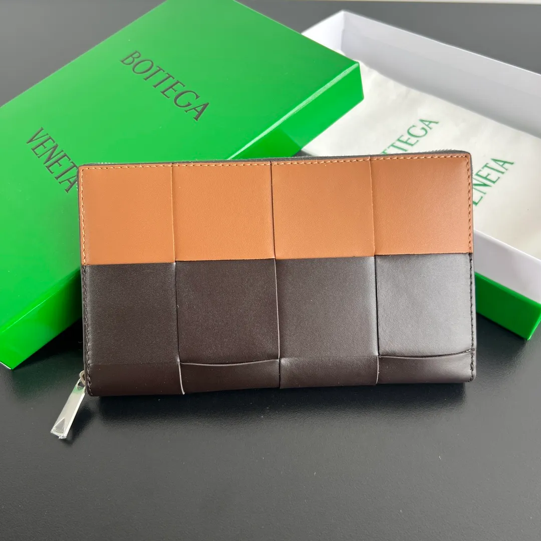 #Bv Men's Large Plaid Wallet 649607 Made of classic woven cowhide, soft, comfortable and textured. The detailed internal partition design and high-quality lining material ensure the durability and neatness of the wallet. It can store cash/cards and other small items. It is very practical. It is enough to take it with you when you go out. This wallet is definitely your best choice. Size: 19x11.4x2 P980